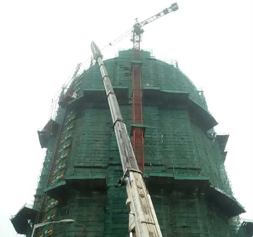 沈丘吊车在工地上作业